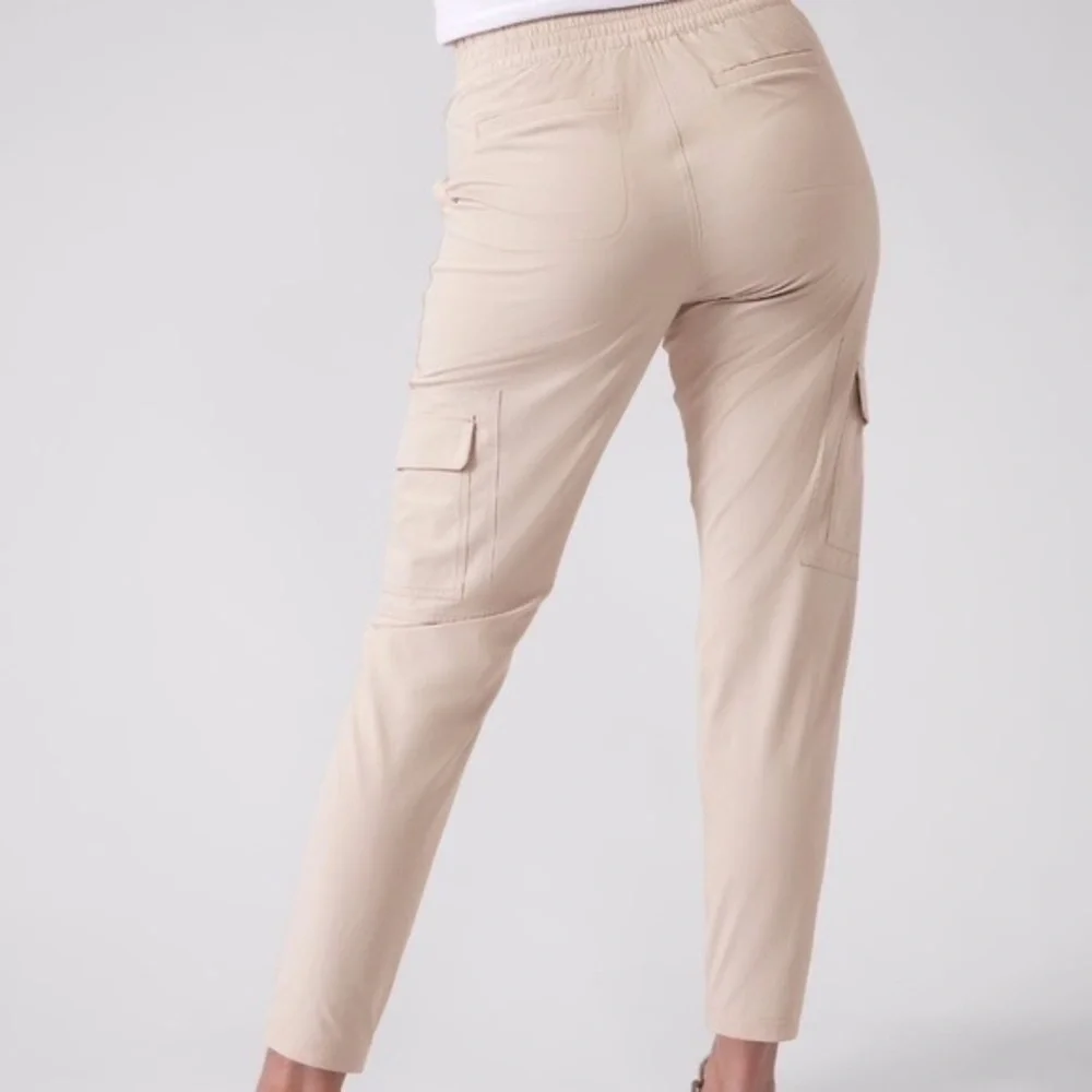 NWOT Athleta Chelsea Lined Cargo Pant - 25T - Picture 4 of 10